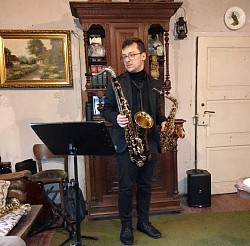 12.10.2025. KAMIL WIĄCEK - Muzyk. Saksofon - medum pogranicza. Występ, prelekcja.